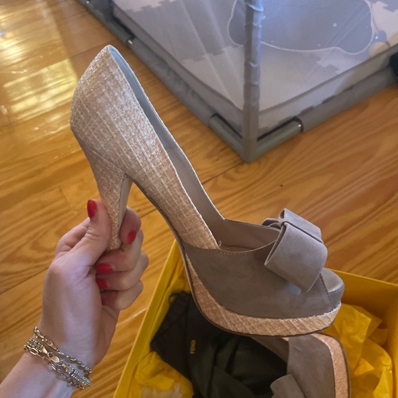 Fendi Tan High-Heeled Platform Shoes with Bow - Picture 3 of 7